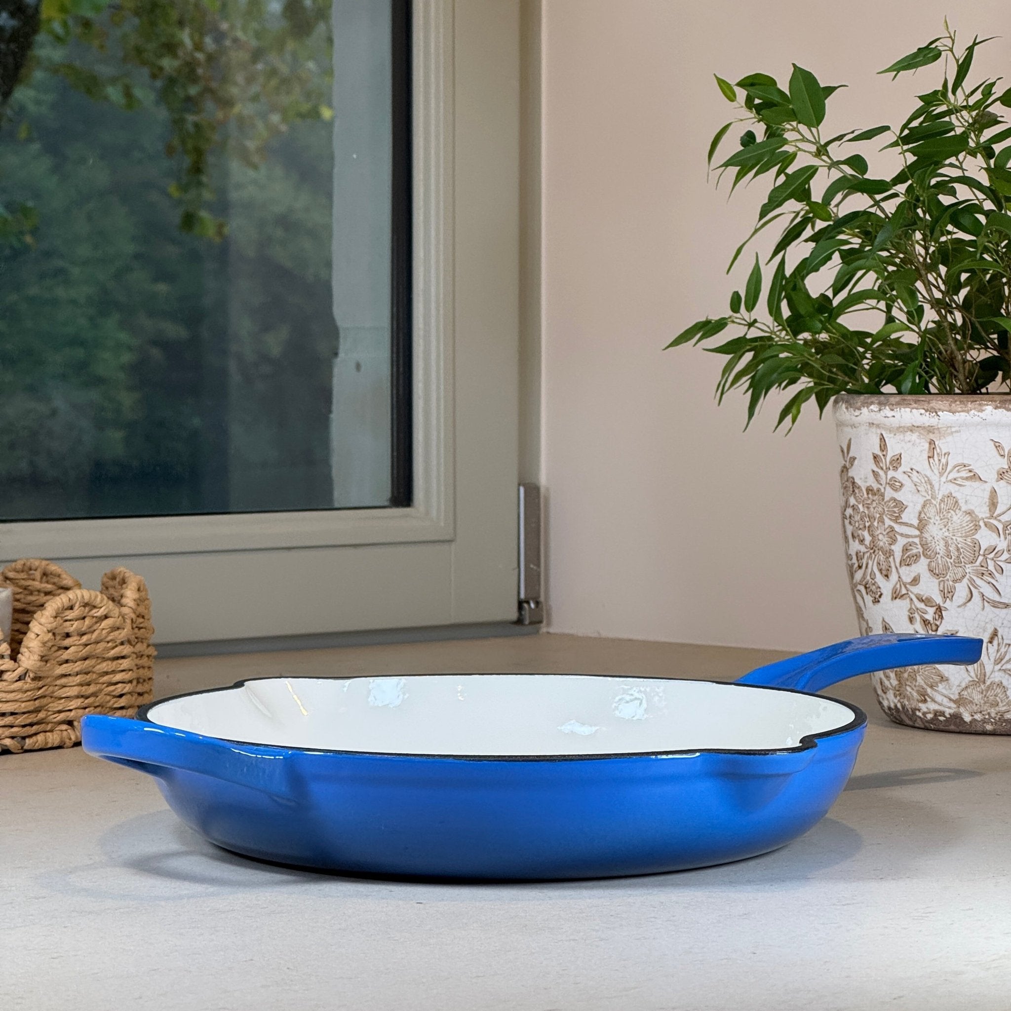 Poêle ronde en fonte émaillée Bleu Myrtille avec anse pour cuisson saisie et homogène