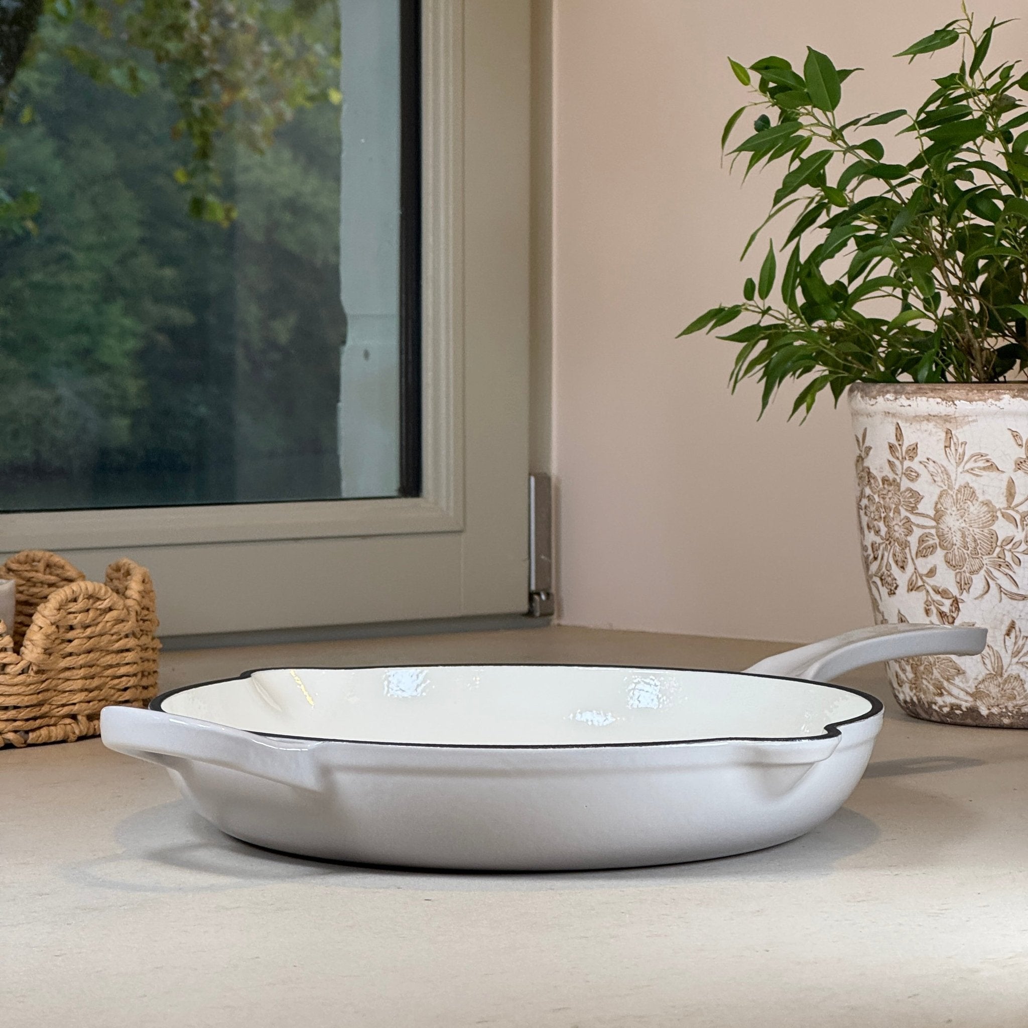 Poêle ronde en fonte émaillée Gris Meringue avec anse pour cuisson saisie et homogène