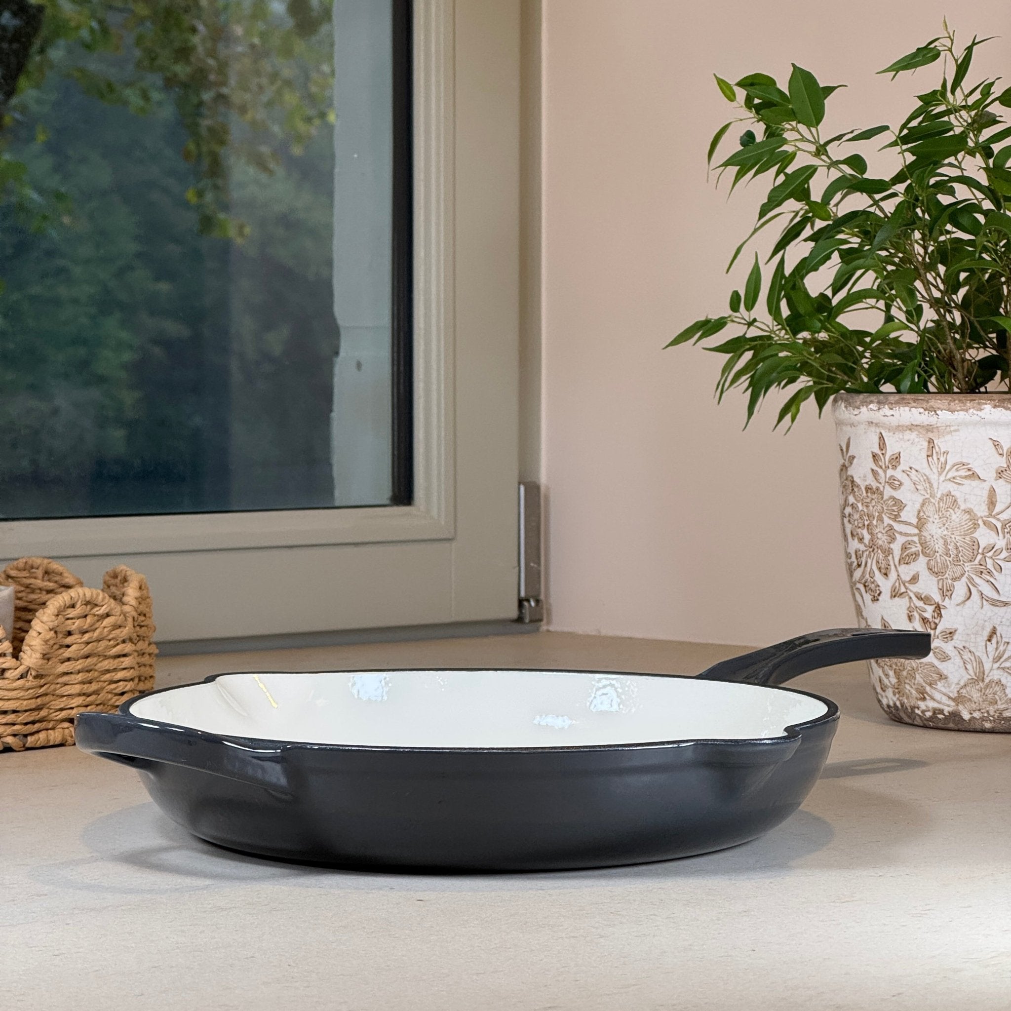 Poêle ronde en fonte émaillée Gris Truffe avec anse pour cuisson saisie et homogène