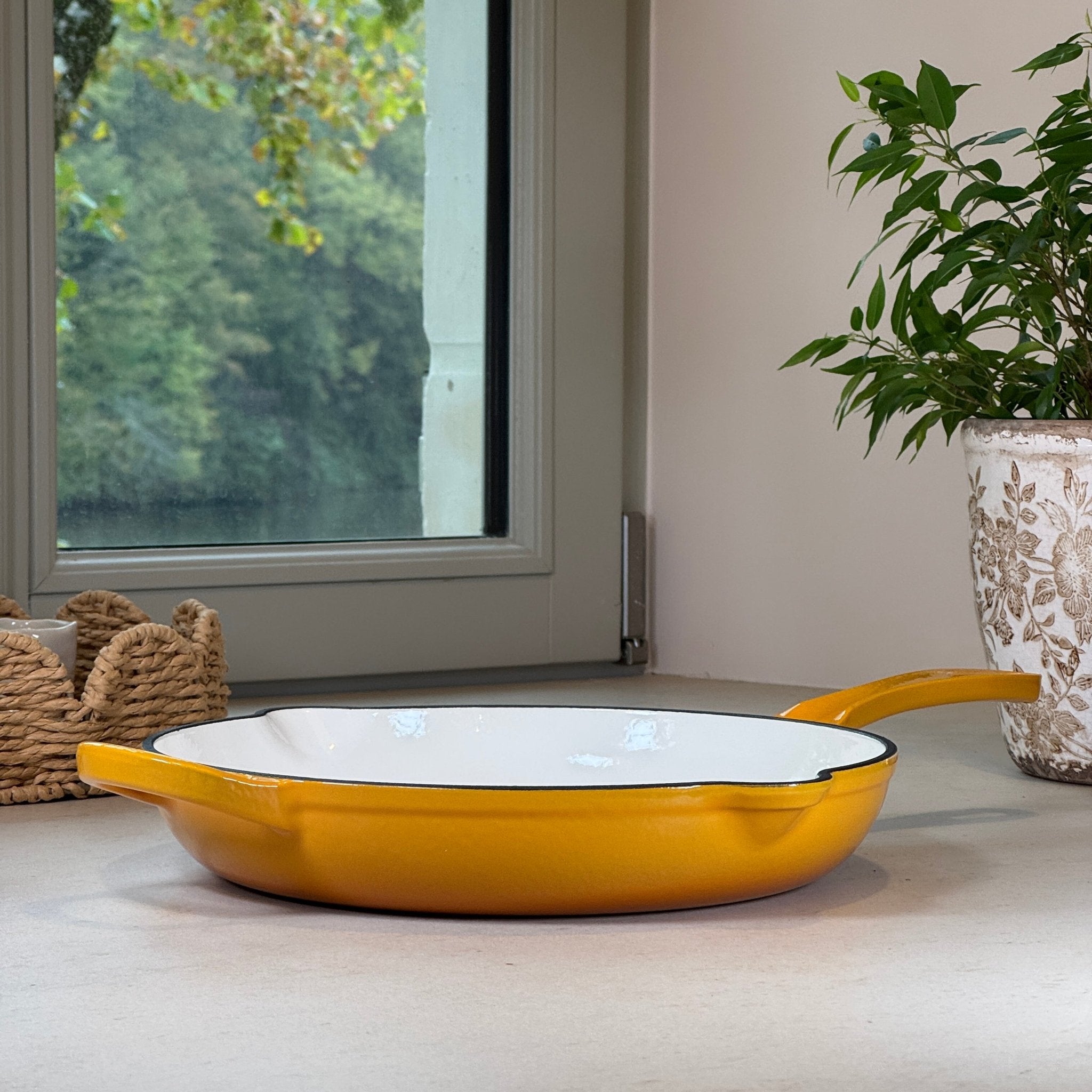 Poêle ronde en fonte émaillée Jaune Moutarde avec anse pour cuisson saisie et homogène