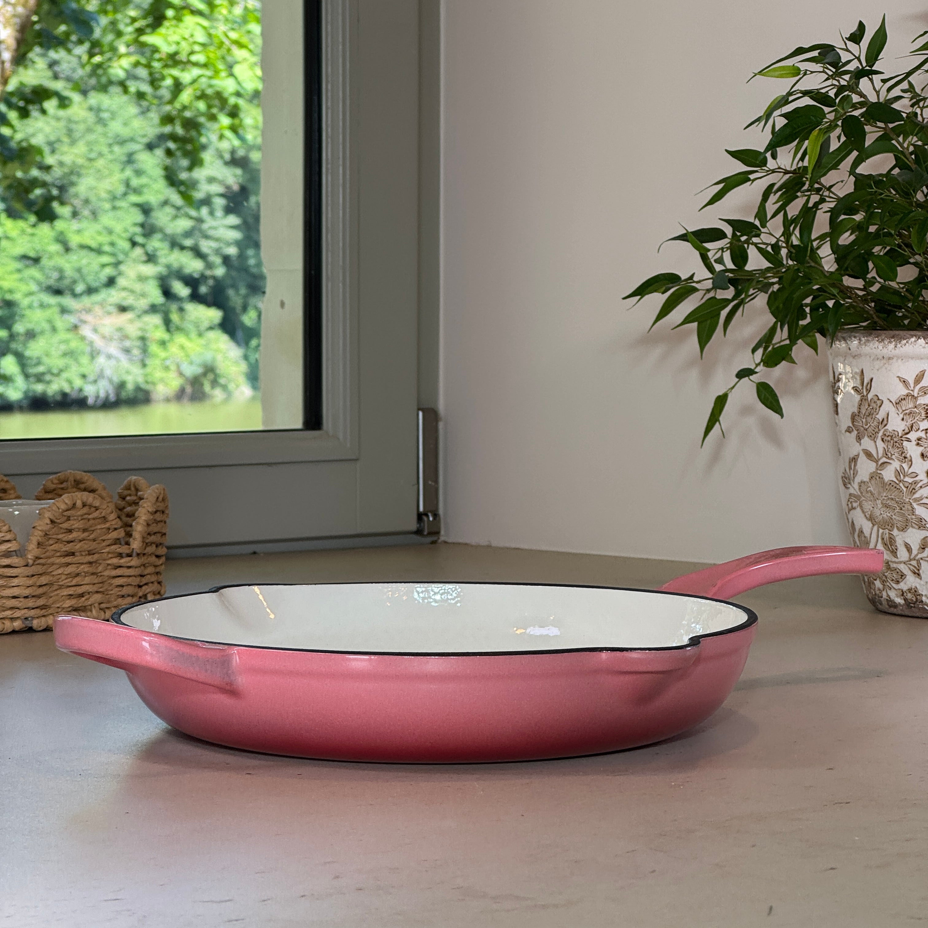 Poêle ronde en fonte émaillée Rose avec anse pour cuisson saisie et homogène