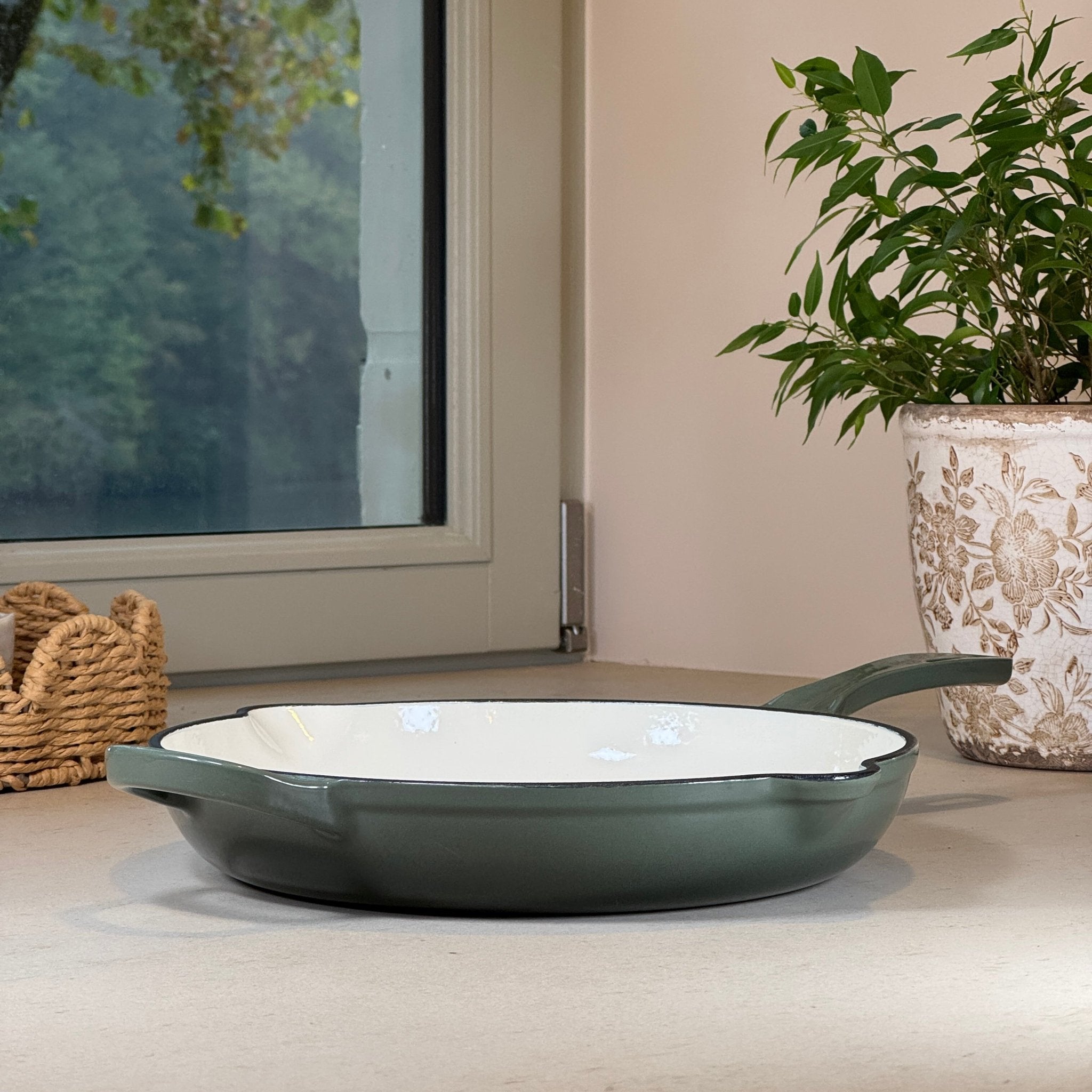 Poêle ronde en fonte émaillée Vert Sapin avec anse pour cuisson saisie et homogène