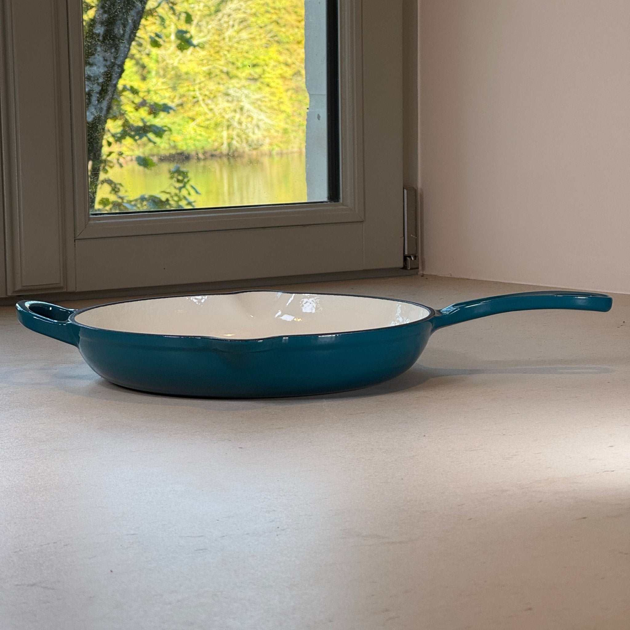 Poêle en fonte émaillée Rouge Cerise avec une anse et une longue poignée pour une manipulation confortable