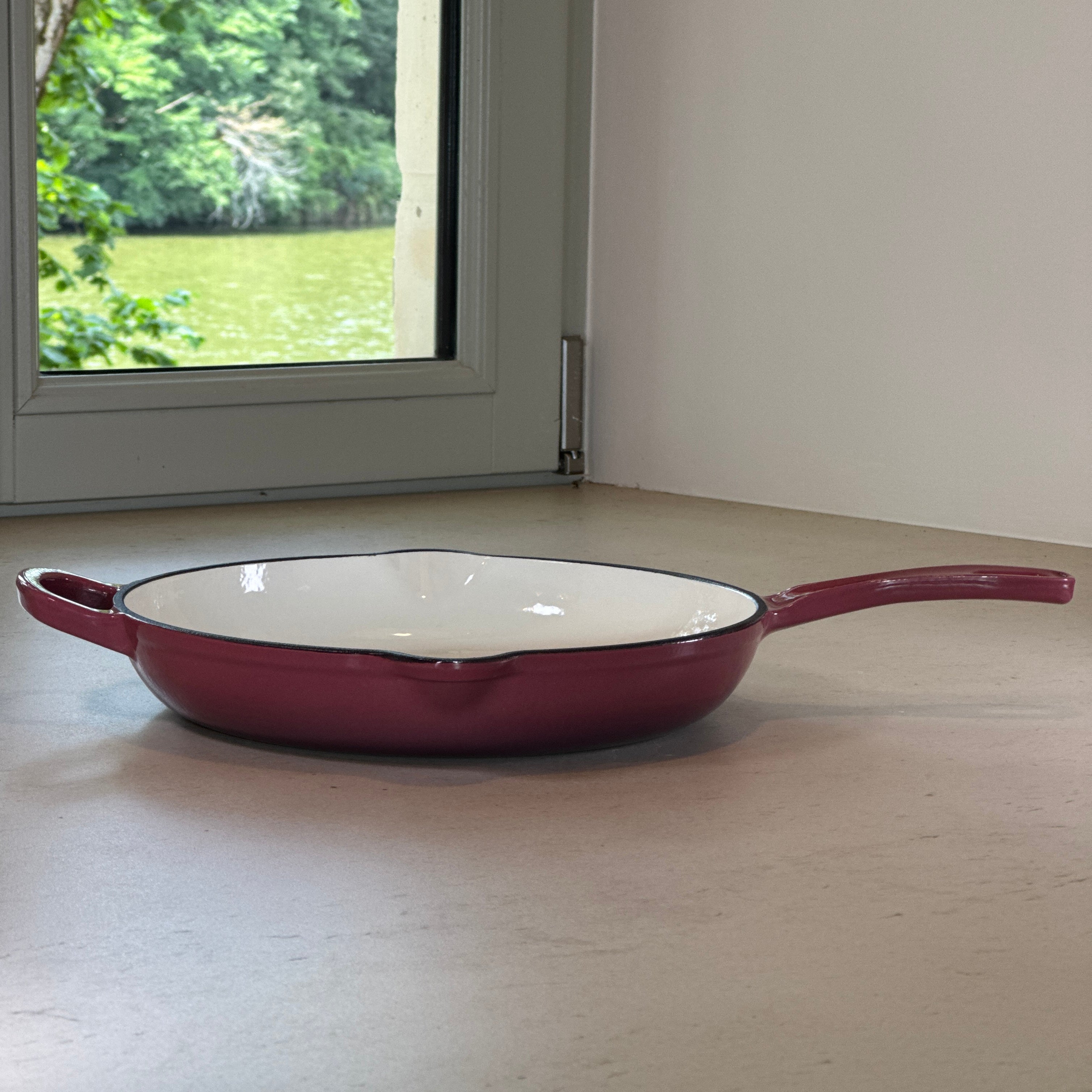 Poêle en fonte émaillée Figue avec une anse et une longue poignée pour une manipulation confortable