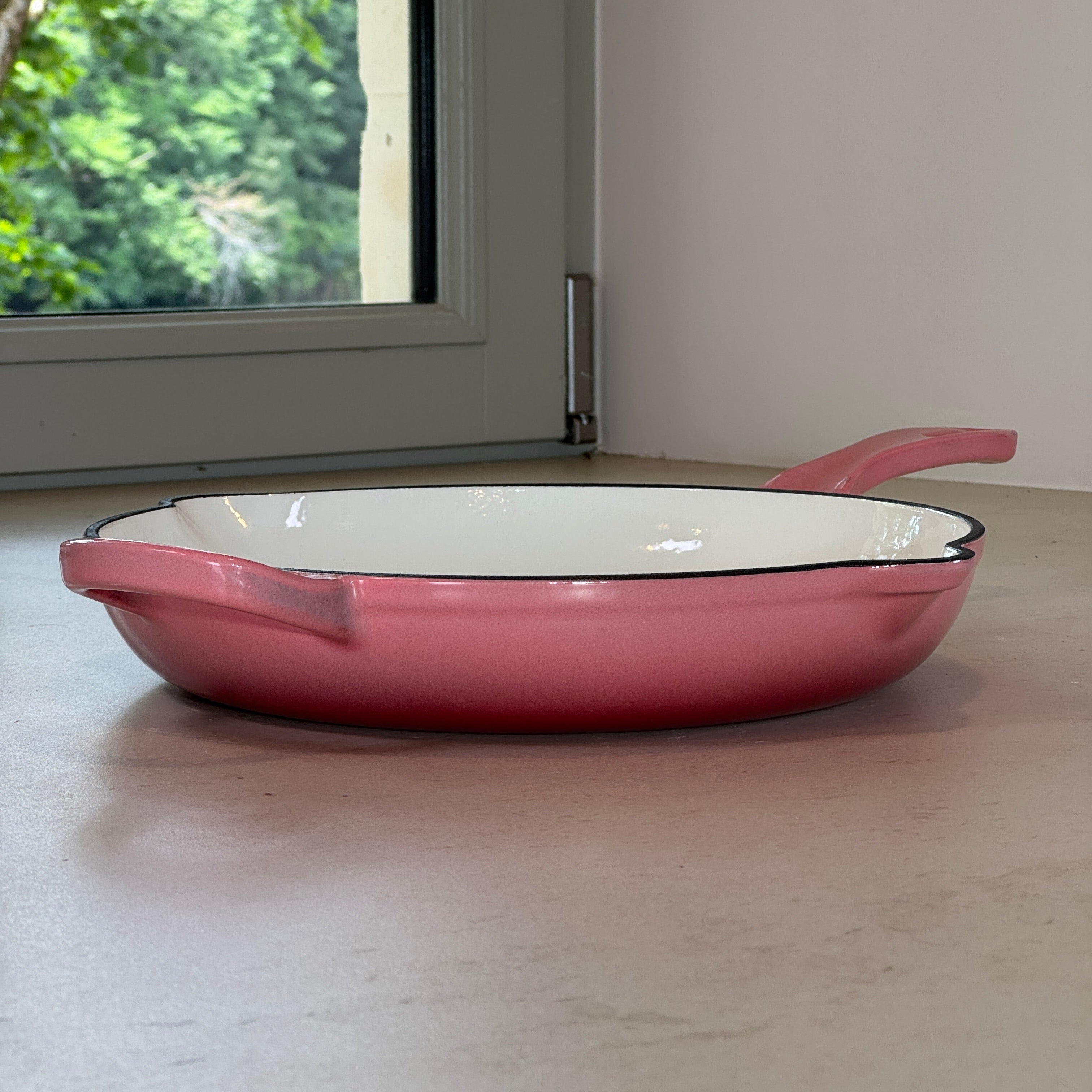 Poêle en fonte émaillée Rose avec une anse et une longue poignée pour une manipulation confortable
