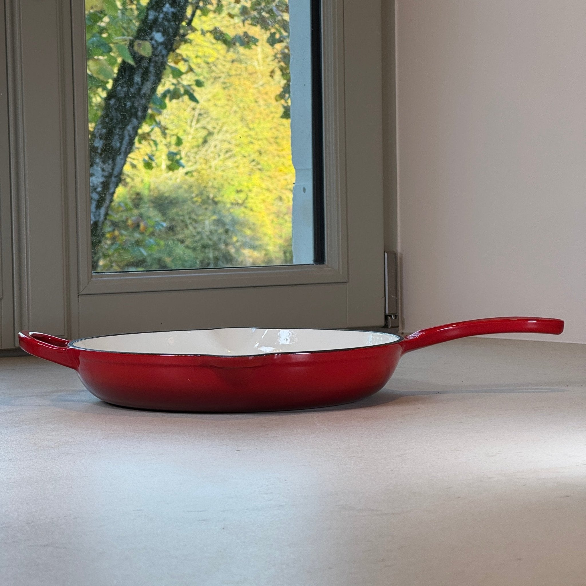 Poêle en fonte émaillée Rouge Cerise avec une anse et une longue poignée pour une manipulation confortable