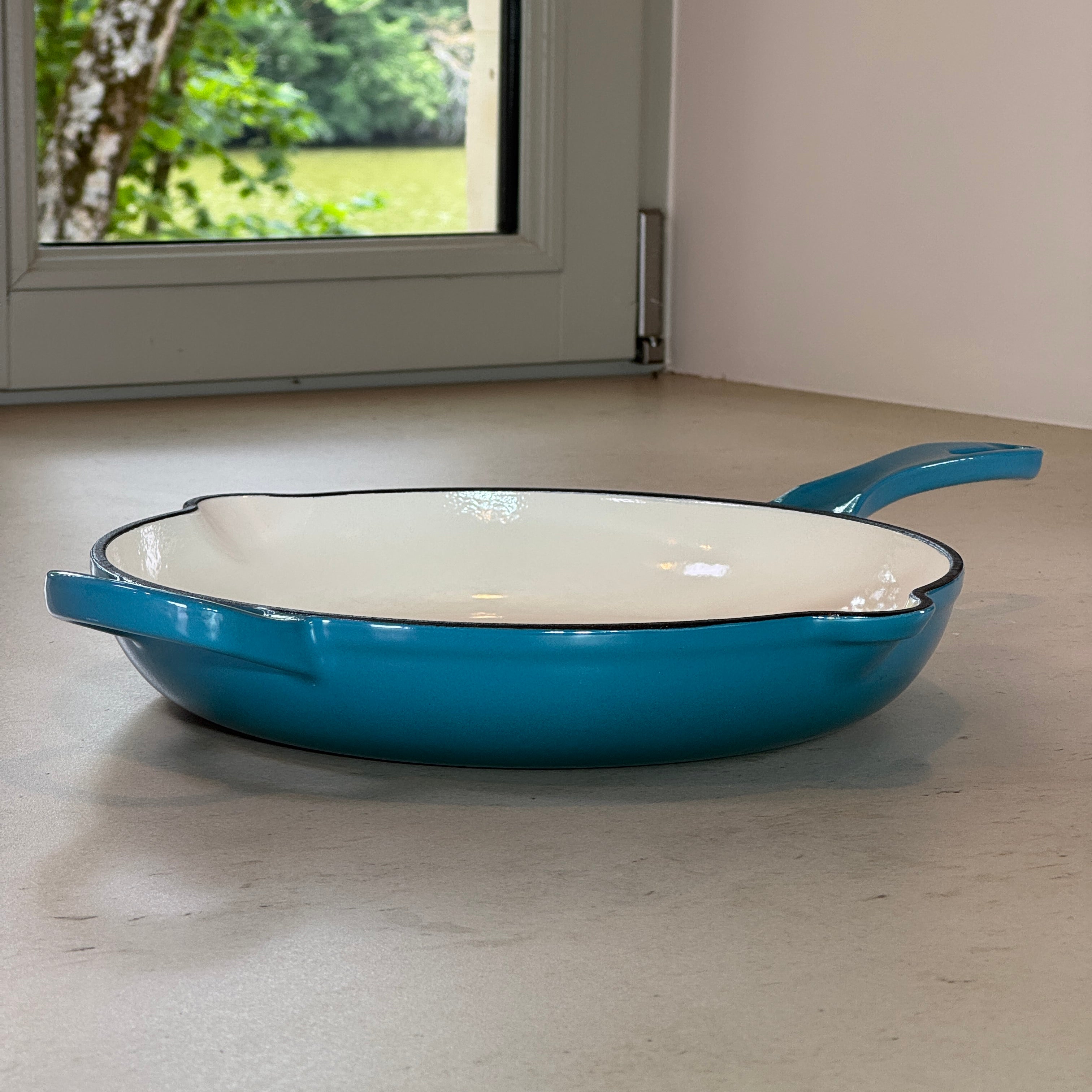 Poêle en fonte émaillée Turquoise avec une anse et une longue poignée pour une manipulation confortable