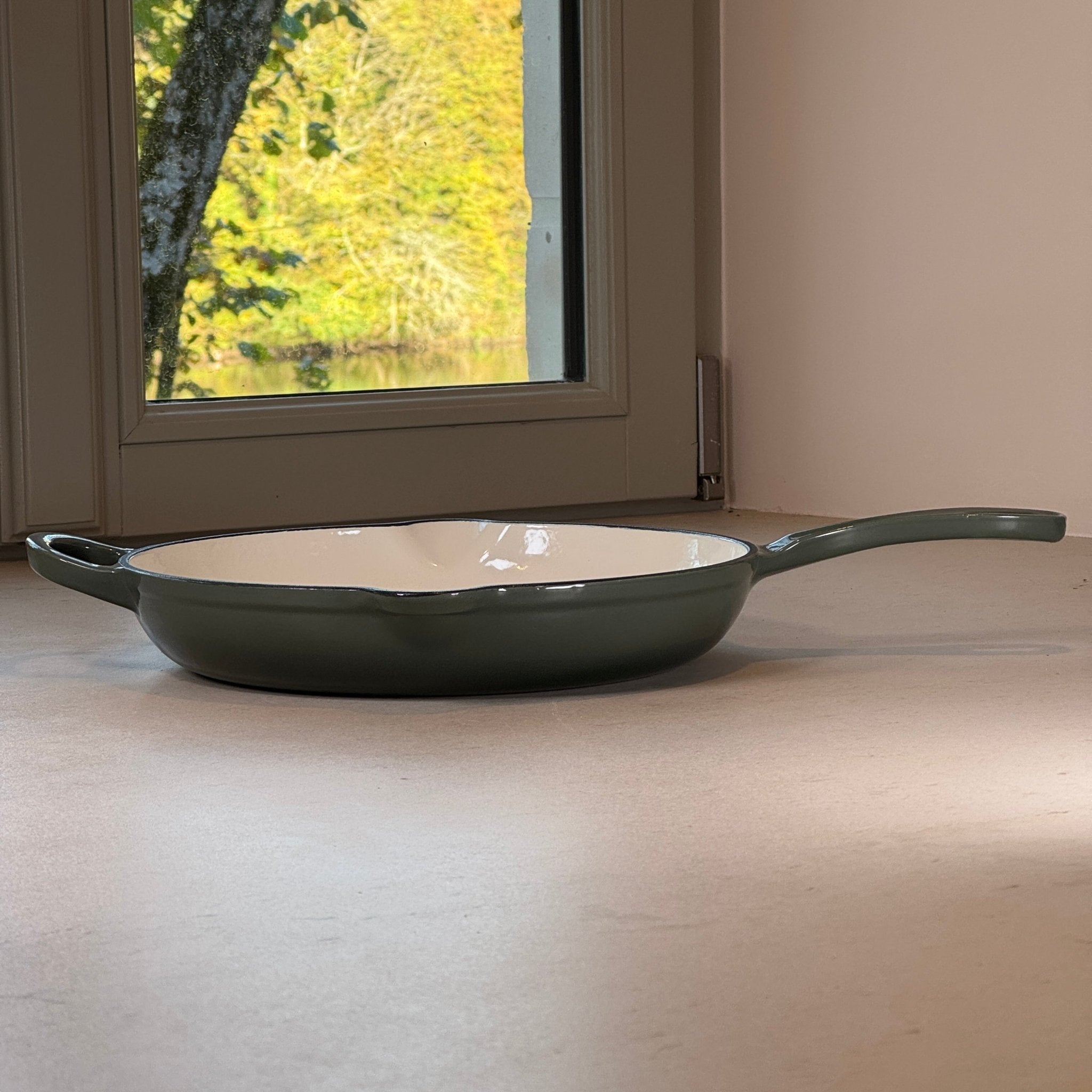 Poêle ronde en fonte émaillée Vert Sapin avec une anse et une longue poignée pour une manipulation confortable