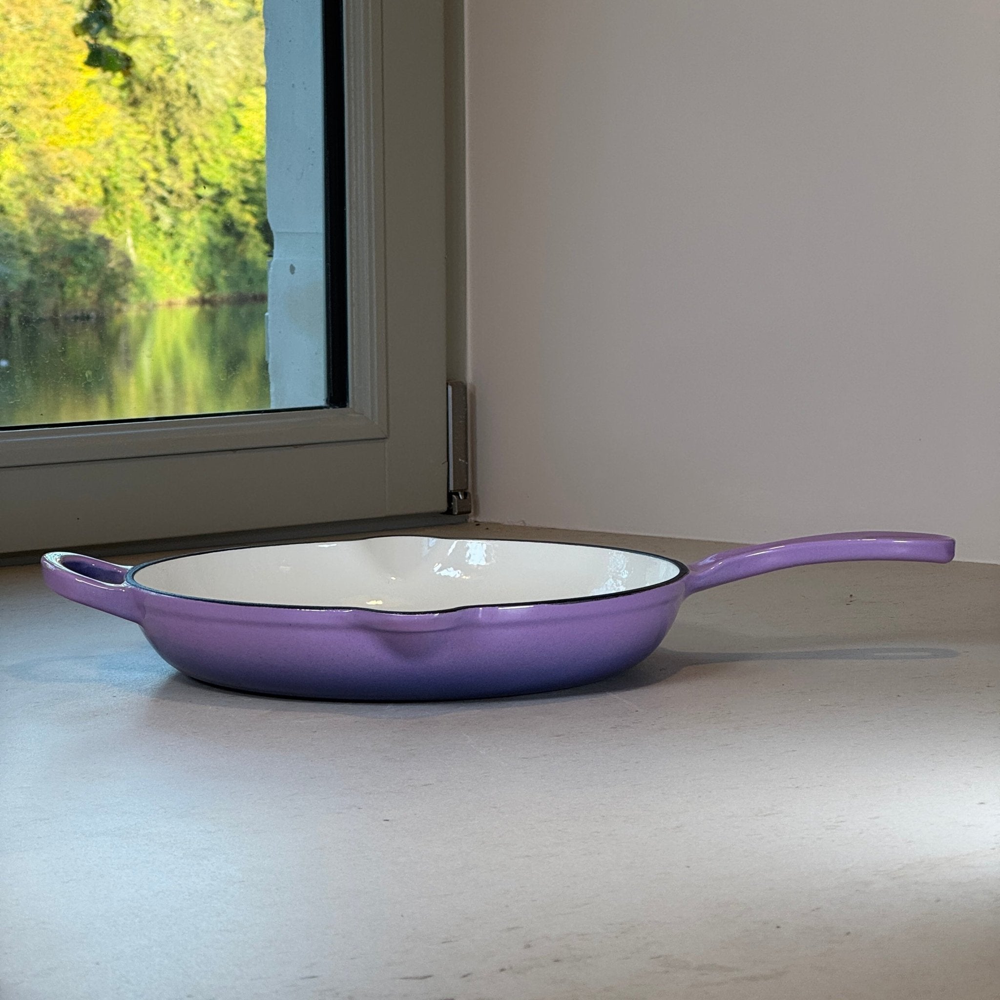 Poêle ronde en fonte émaillée Violet Prune avec une anse longue pour une manipulation confortable