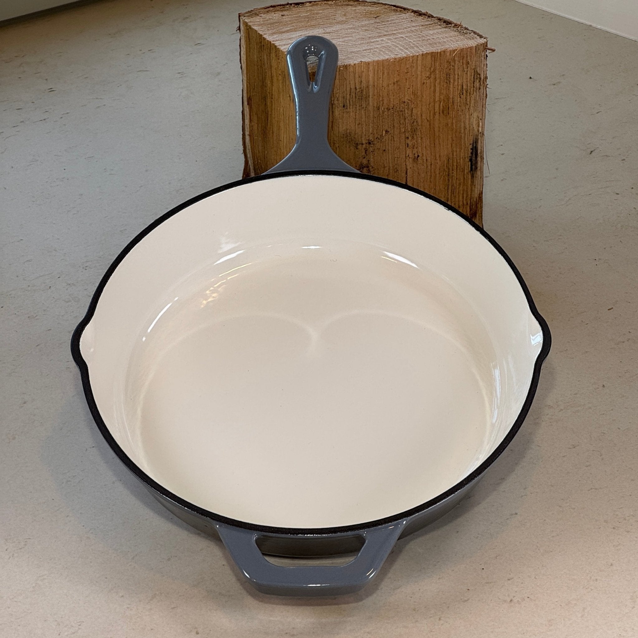 Poêle ronde en fonte émaillée Gris Anthracite avec becs verseurs idéale pour sauces et jus de cuisson
