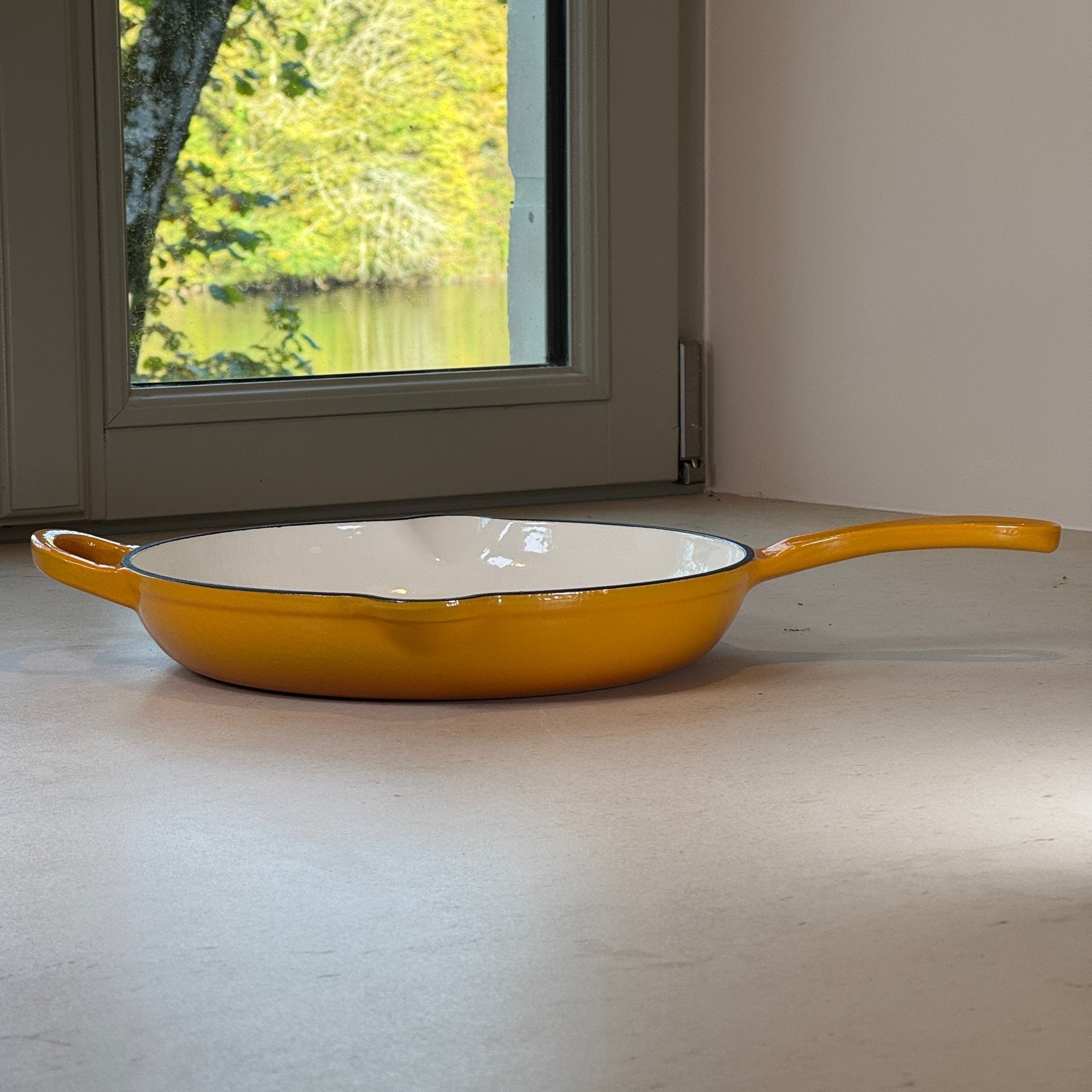 Poêle ronde en fonte émaillée Jaune Moutarde avec becs verseurs idéale pour sauces et jus de cuisson