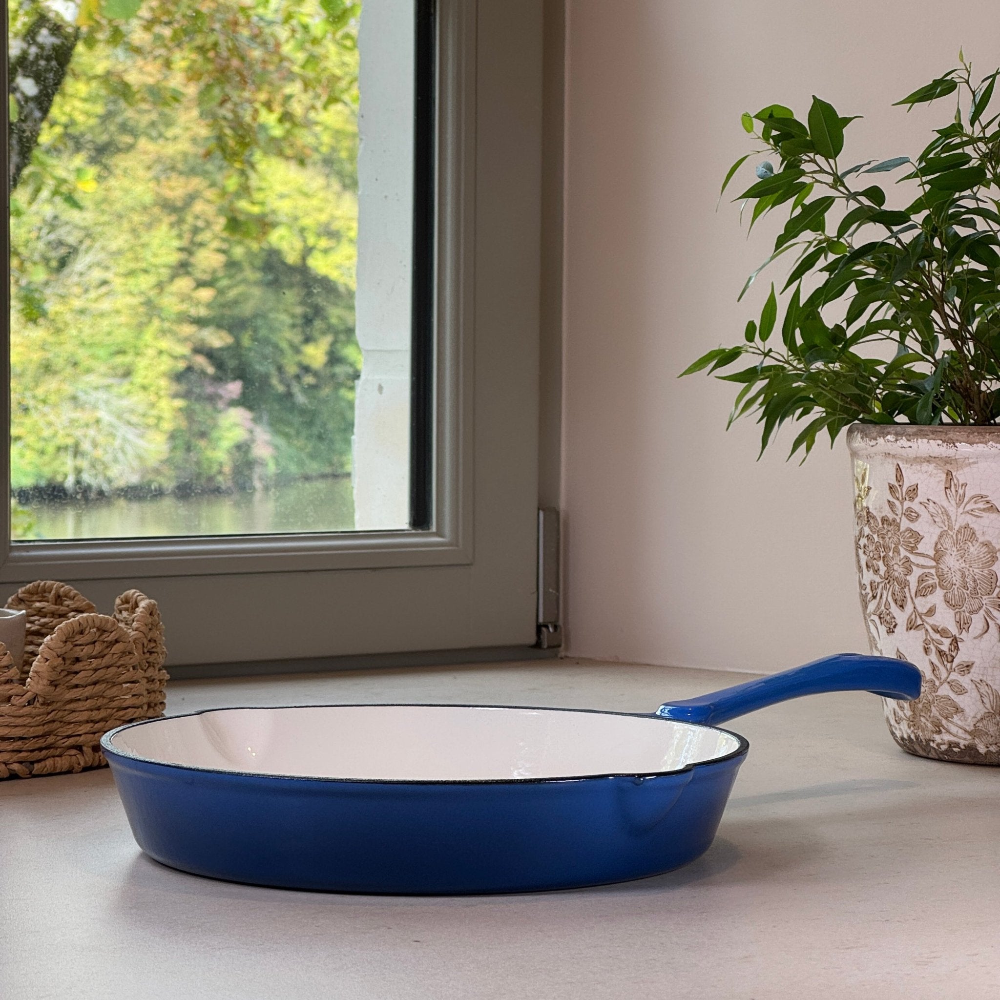 Poêle ronde en fonte émaillée Bleu Myrtille avec une poignée et becs verseurs pour cuisson précise