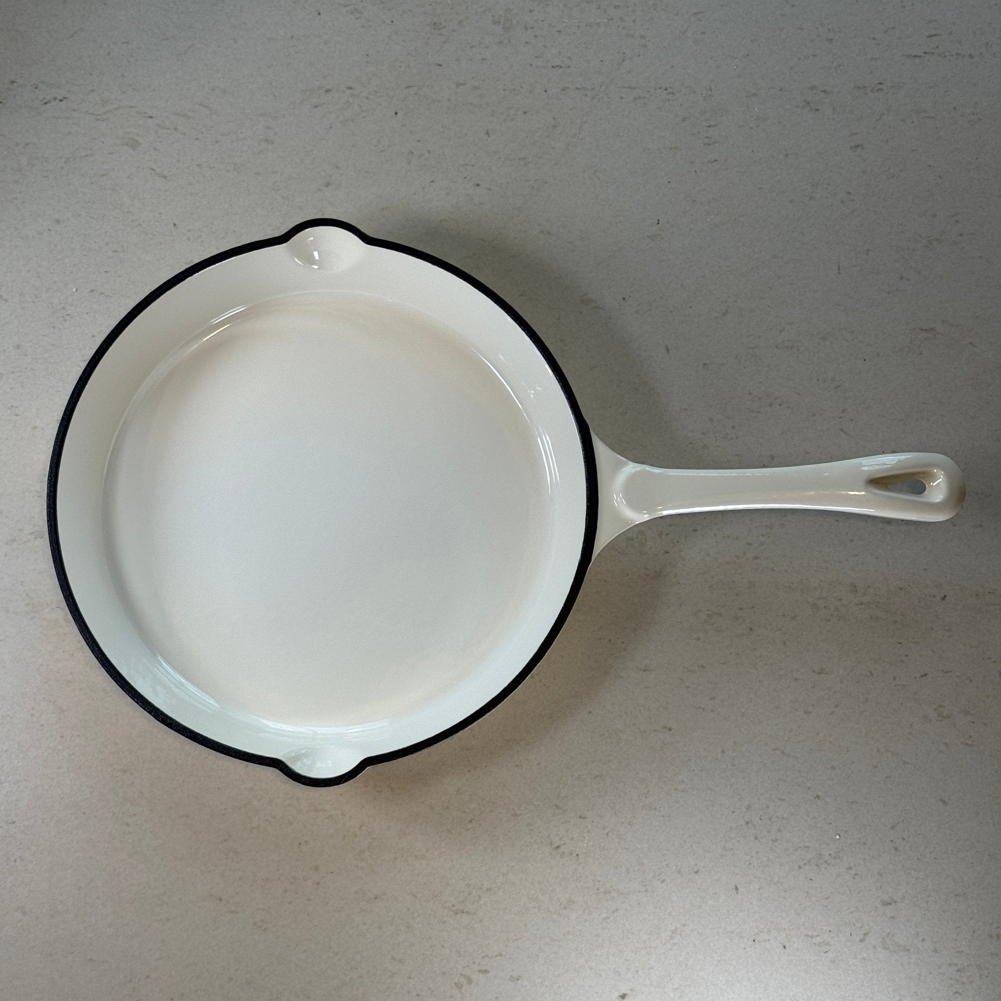 Poêle ronde en fonte émaillée Blanc Vanille avec revêtement anti adhésif pour crêpes, pancakes et œufs