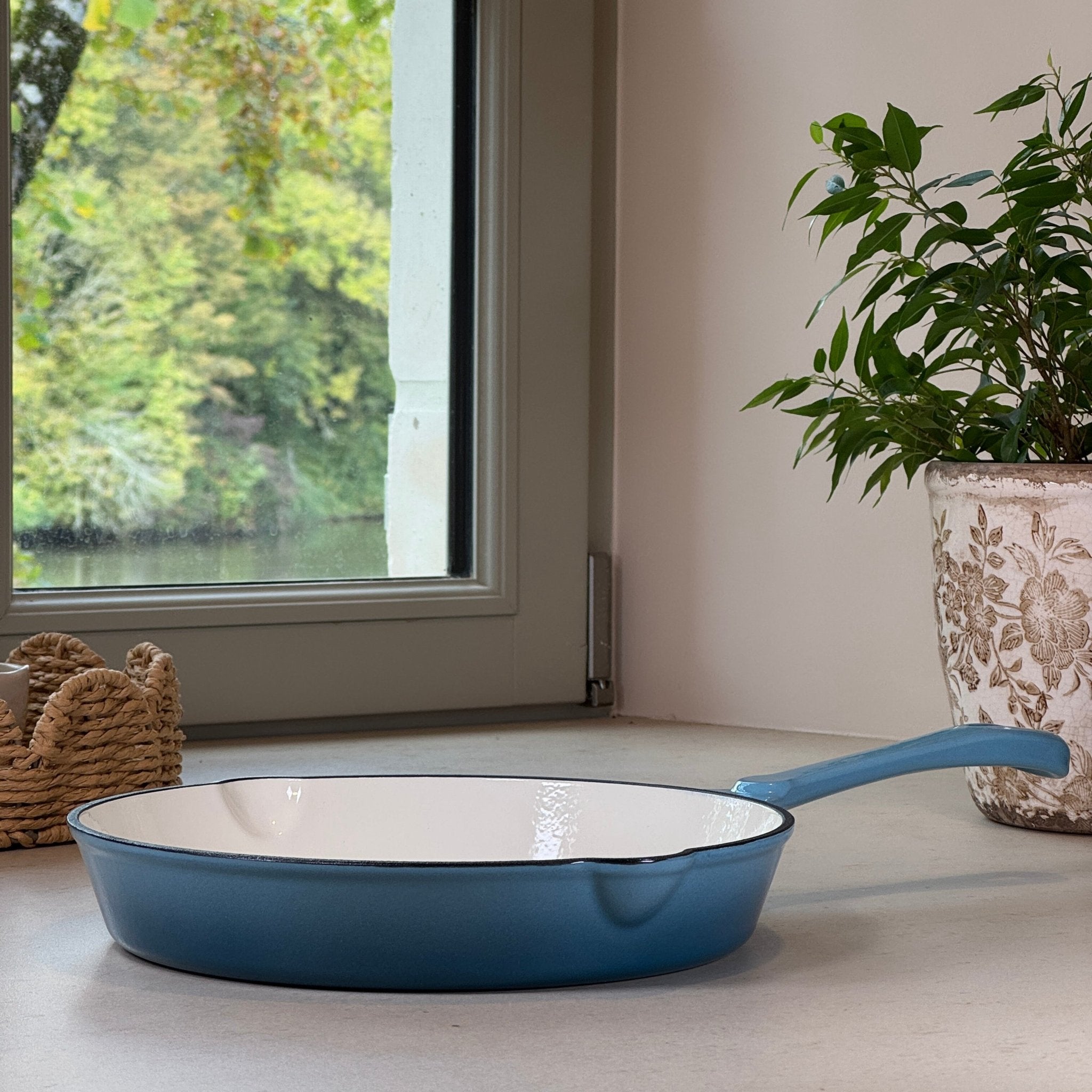 Poêle ronde en fonte émaillée Bleu Perle avec une poignée et becs verseurs pour cuisson précise