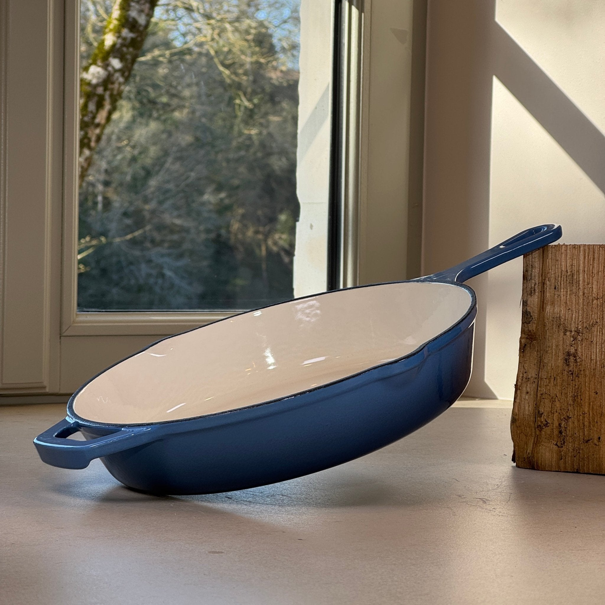 Poêle ronde en fonte émaillée Bleu Perle idéale pour cuisine d’été, légumes grillés et poissons