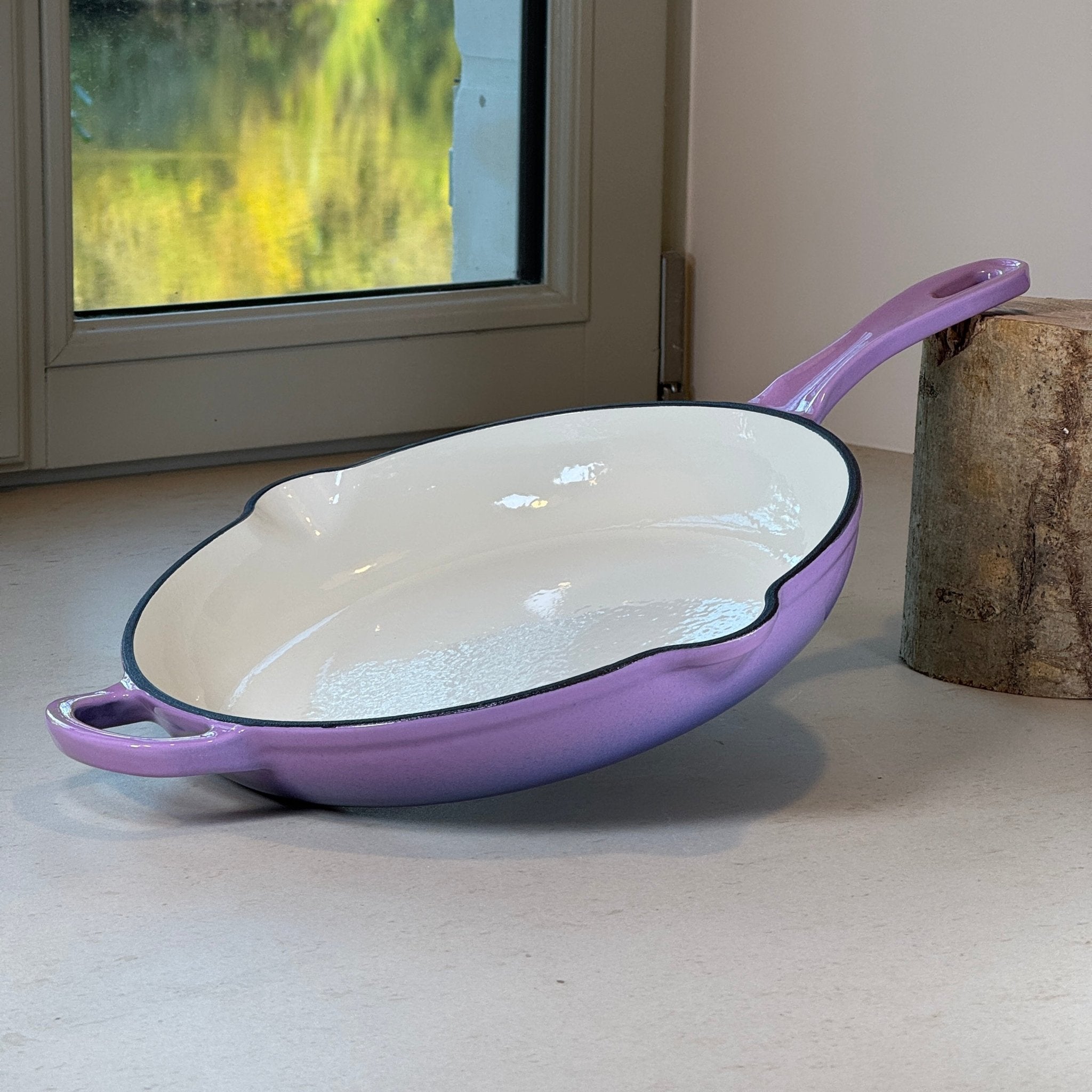 Poêle ronde en fonte émaillée Violet Prune idéale pour cuisine d’été, légumes grillés et poissons