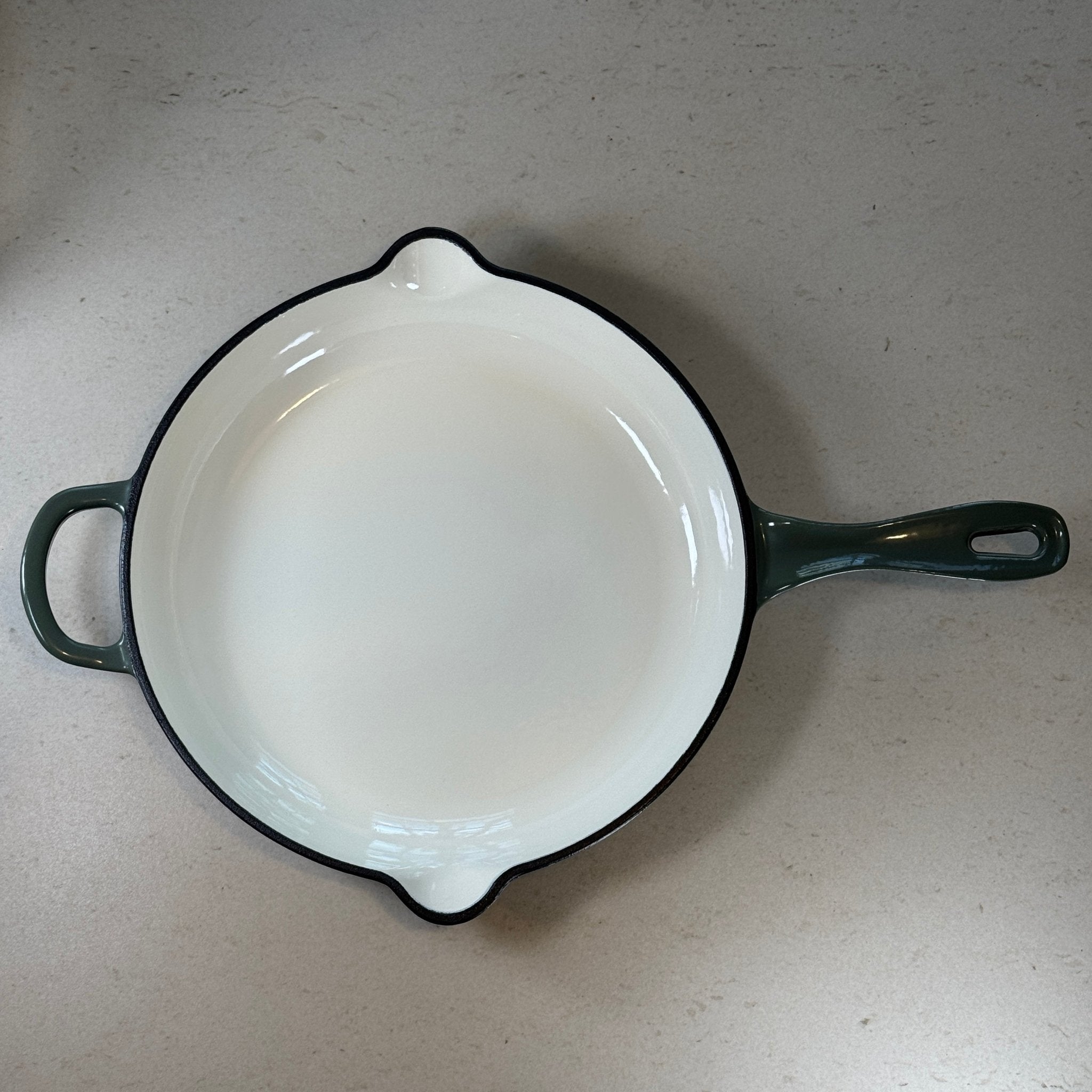 Intérieur anti adhésif clair d’une poêle en fonte émaillée Vert Sapin pour cuisson homogène et saisie parfaite