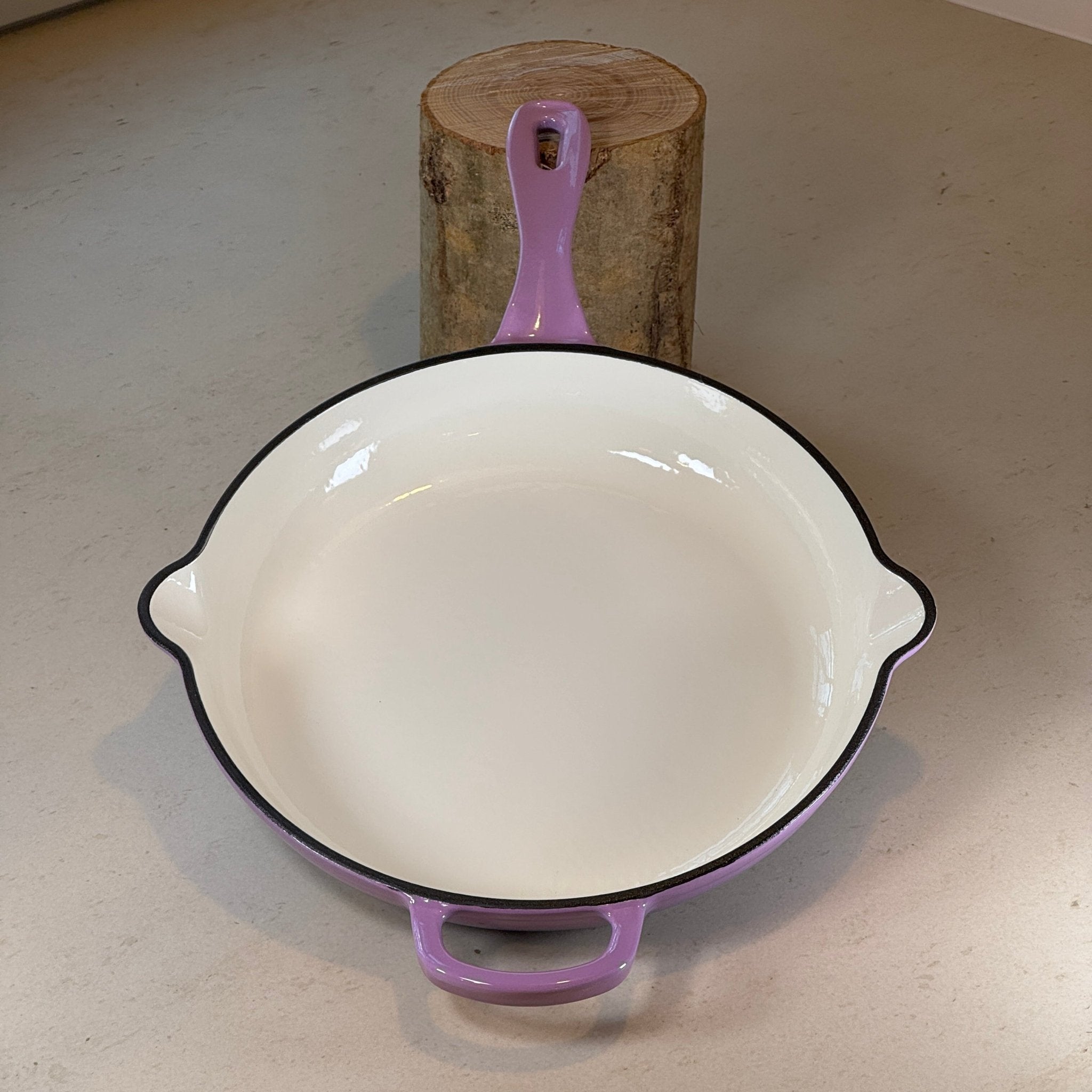 Intérieur anti adhésif clair d’une poêle en fonte émaillée Violet Prune pour cuisson homogène et saisie parfaite