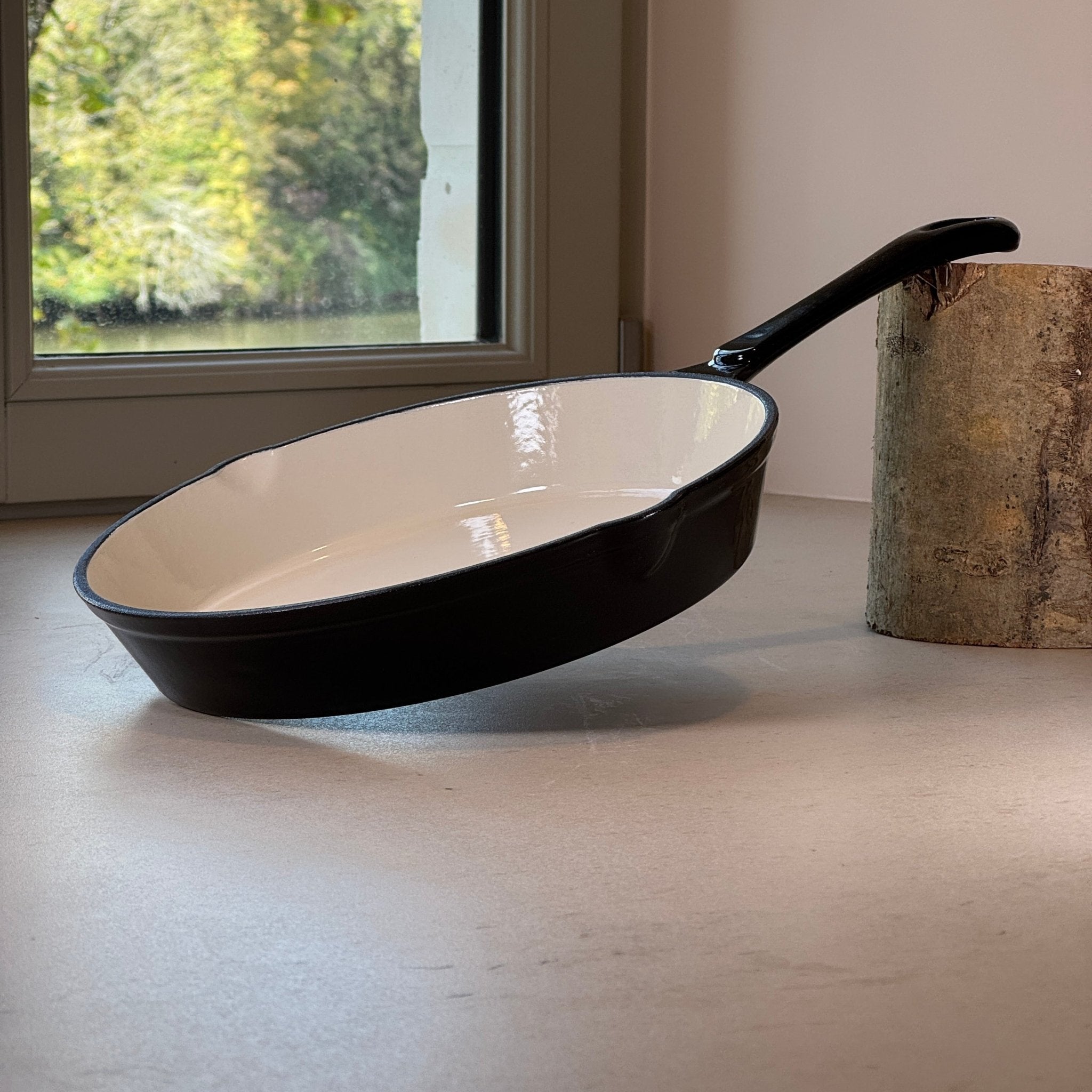 Poêle ronde en fonte émaillée Noir Brillant idéale pour cuisine saine et naturelle au quotidien