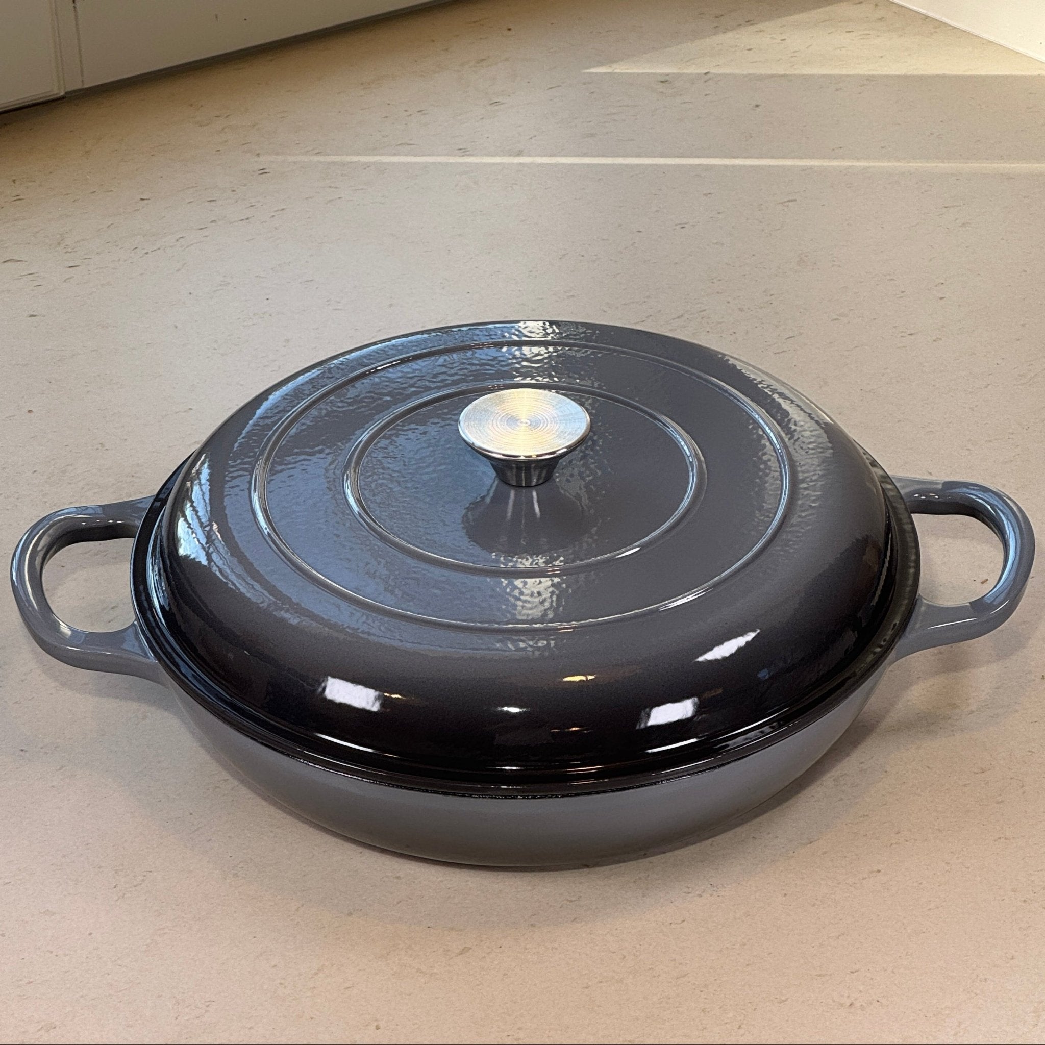 Sauteuse en fonte émaillée gris anthracite avec couvercle adaptée à la cuisson au four