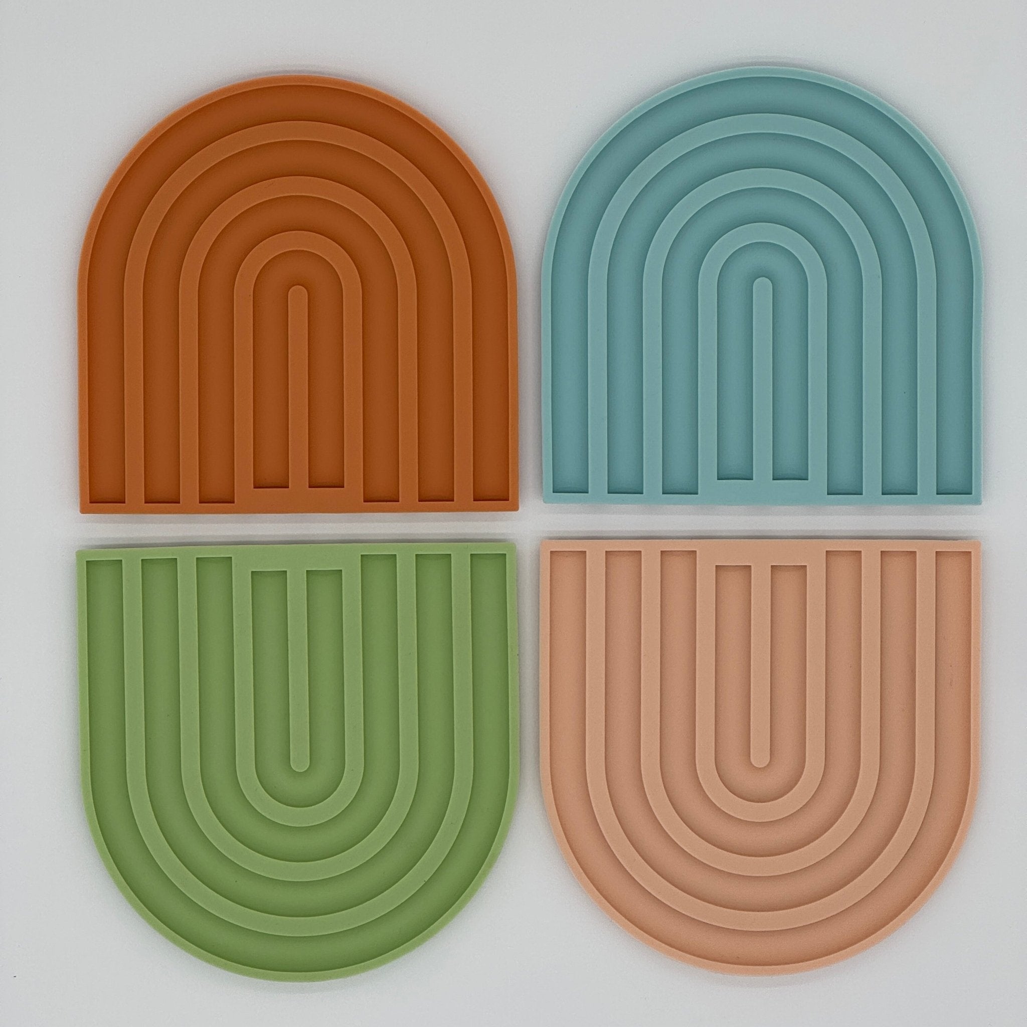 Set de 4 dessous de plat silicone aux couleurs naturelles, design graphique pour une cuisine moderne et une table harmonieuse